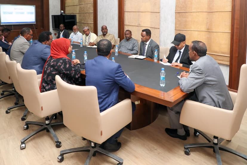 Ra’iisul Wasaare Rooble oo Culimada, Ganacsatada iyo Bulshada Rayidka ah kala hadlay Gurmadka Abaaraha