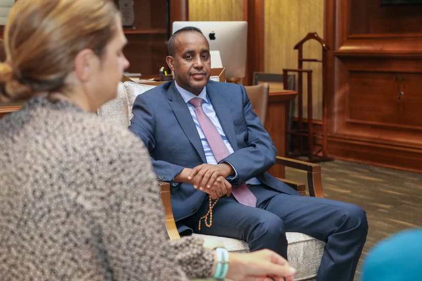 Ra’iisul Wasaare Rooble oo la kulmay Safiirka Ingiriiska u fadhiya Soomaaliya