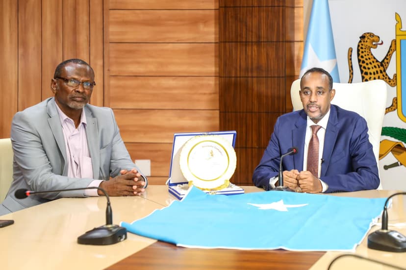 Ra’iisul Wasaare Rooble oo Xafiiskiisa ku qaabilay Halgamaa Cabdikariin Shiikh Muuse (Qalbi-dhagax)