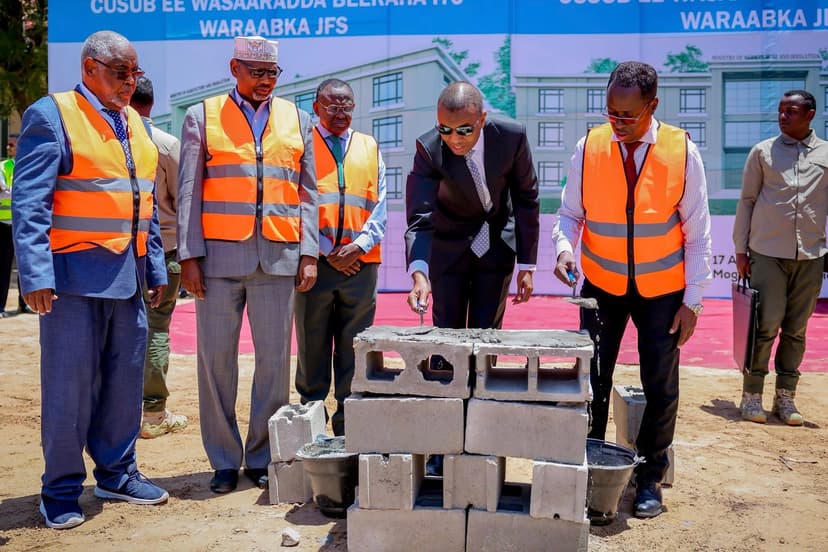 Ra’iisul Wasaare Xamsa oo dhagax-dhigay dhismaha xarun cusub oo Wasaaradda Beeruhu leedahay