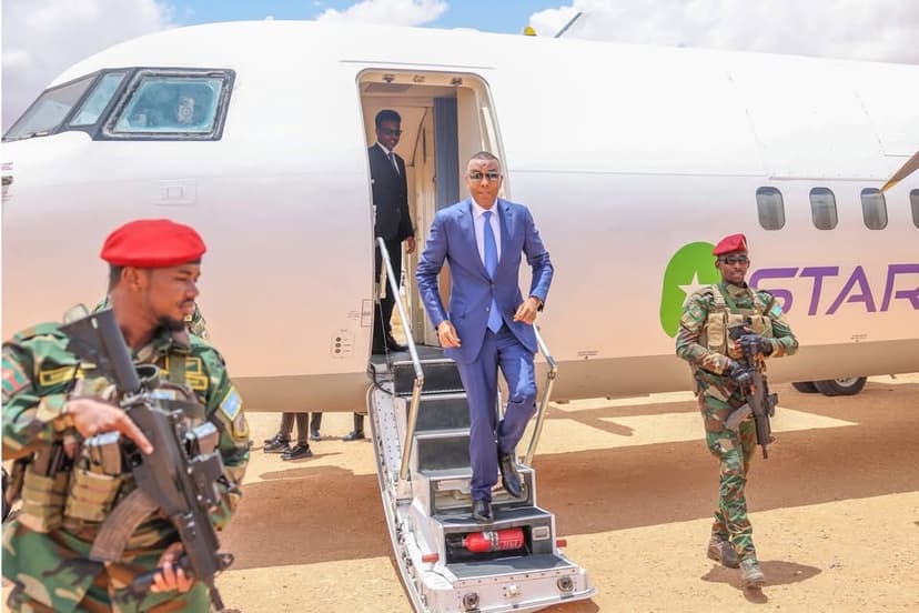 Ra’iisul Wasaare Xamsa Cabdi Barre, oo booqasho taariikhi ah ku soo gaaray magaalada Laascaanood