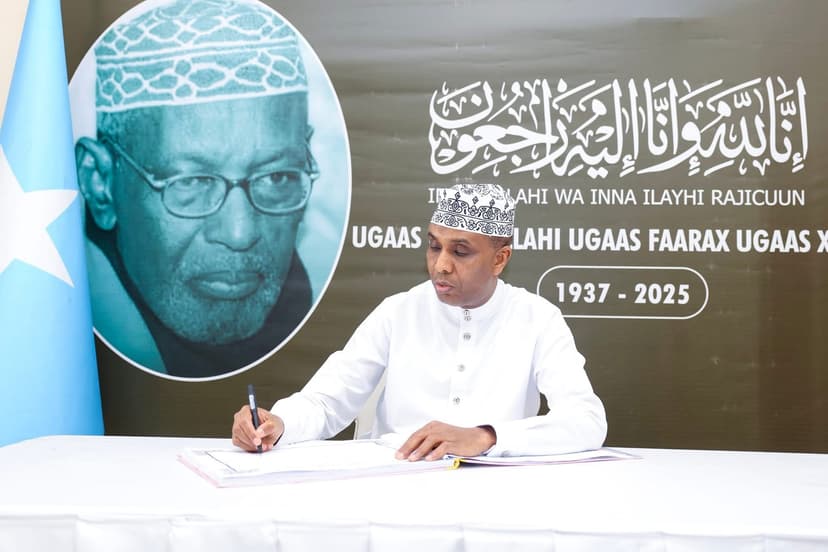 Ra’iisul Wasaare Xamsa oo booqday qoyska AUN Ugaas Cabdullaahi Ugaas Faarax