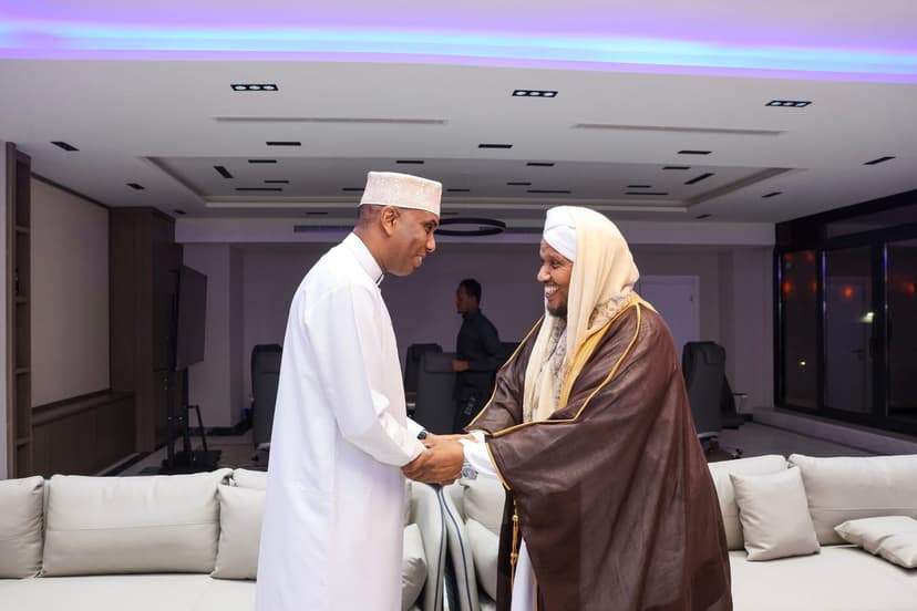 Ra’iisul Wasaare Xamsa oo hoygiisa ku booqday Sheekh Cabdirashiid Sheekh Cali Suufi